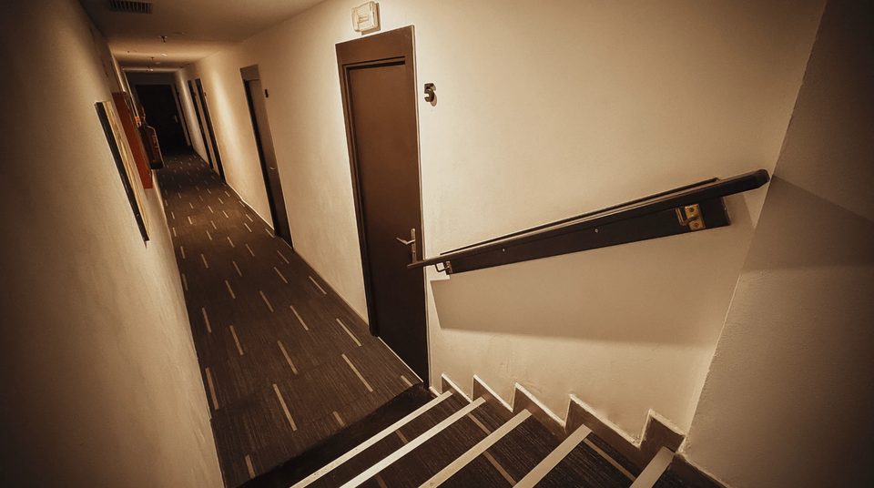 Pasillo interior del hotel y puerta de la habitación 5